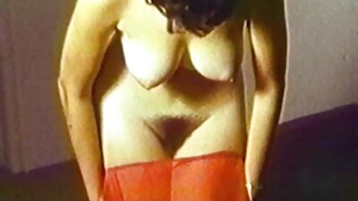 Мастурбує надзвичайно порно онлайн безкоштовно довгим і товстим чорним фалоімітатором